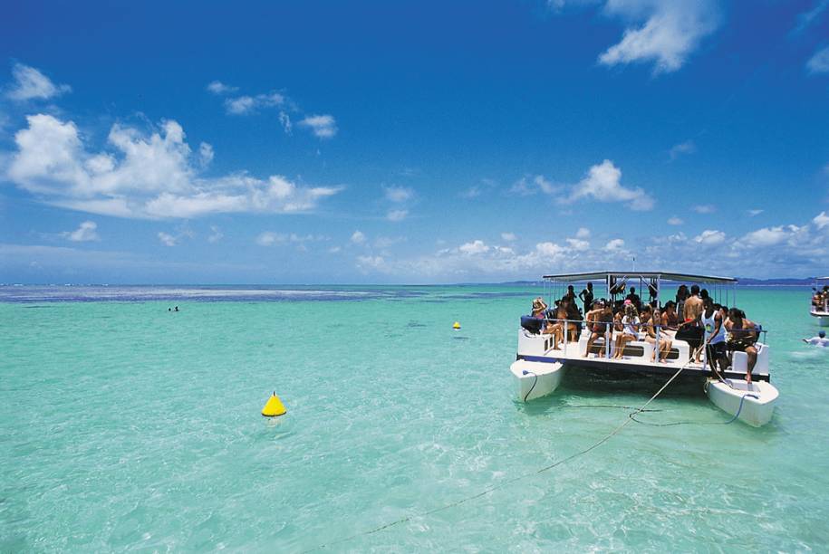 Catamarãs levam os turistas para as Galés, como são conhecidas as piscinas naturais de Maragogi