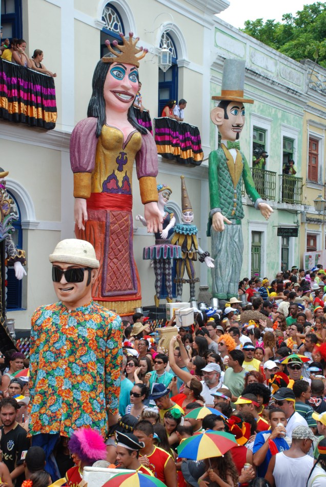 No Carnaval, as ladeiras de Olinda lotam com turistas brincando entre bonecos gigantes e dançarinos de frevo