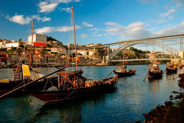 A zona da Ribeira, com seus barquinhos tradicionais e o colorido casario de fachadas gastas, com roupas estendidas no varal é um dos mais pitorescos cenários do Porto