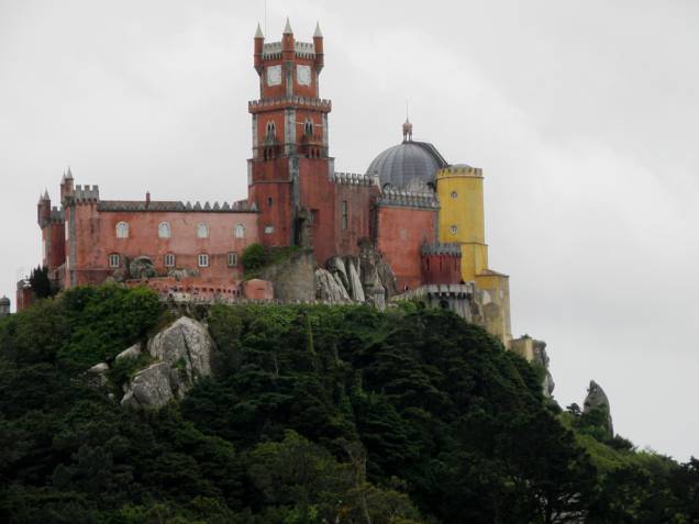O enorme e colorido Palácio da Pena foi erguido no topo da Serra de Sintra, a 500 metros de altitude no século 19