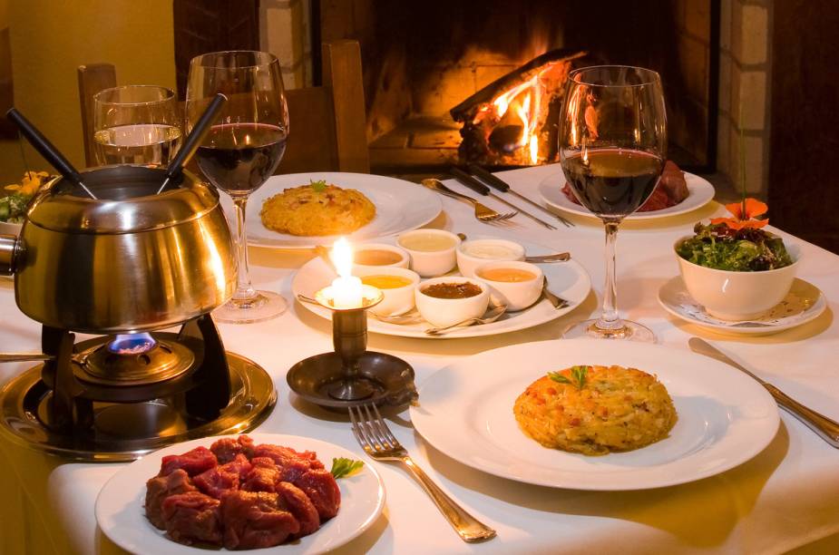 A pousada apresenta menus da culinária francesa com quatro tipo de opções para o almoço ou jantar: À La Carte, Menu da Estação, Menu Degustação de Clássicos Franceses e Menu Confiance Videiras 