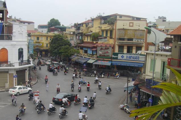 Motocicletas dominam o trânsito caótico da capital do Vietnã