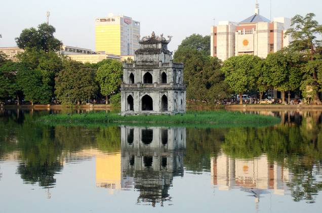 Tháp Rùa, a Torre da Tartaruga, fica no meio de um lago na região central da cidade; ao redor do monumento histórico, estão os bancos e estabelecimentos comerciais mais importantes de Hanói