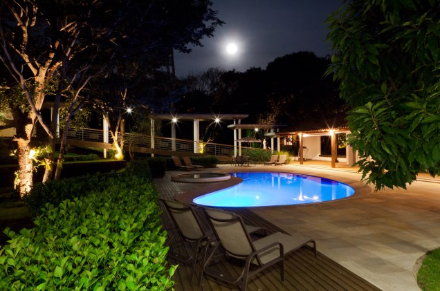 Além de piscina, o hotel oferece bar, espaço gourmet, sala de estar e jardim panorâmico