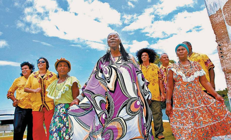 A cantora e dançarina de ciranda Maria Madalena do Nascimento (centro), conhecida como Lia do Itamaracá, é uma das atrações da cidade