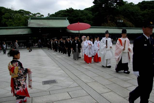 Tradicional cerimônia de casamento no santuário Meiji Jingu, em Tóquio Tradicional cerimônia de casamento no santuário Meiji Jingu, em Tóquio