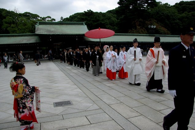 Tradicional cerimônia de casamento no santuário Meiji Jingu, em Tóquio