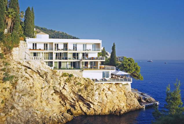 <strong><a href="http://www.booking.com/hotel/hr/villa-dubrovnik-dubrovnik.en-gb.html" rel="Villa Dubrovnik">Villa Dubrovnik</a>, Croácia (Porto Real) & Lokrum (Qarth)</strong>    Porto Real exige nada menos do que acomodações 5 estrelas, correto? Com uma praia privada, varandas com vista para o mar, dois restaurantes e um spa, essa acomodação é perfeita para os fãs das saga. Afinal de contas, ela fica a somente 15 minutos a pé do centro histórico de Dubrovnik, local onde fica o Stradun Promenade com paredes à beira-mar, cuja silhueta é a marca característica das cenas panorâmicas da cidade fictícia de Porto Real. Além disso, com um passeio rápido se balsa é possível acessar a Lokrum Island, o local de filmagem das cenas de Qarth.