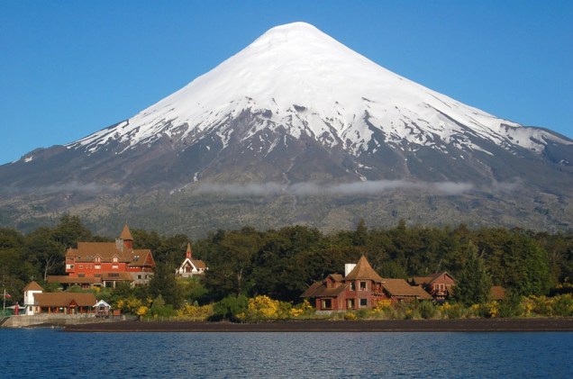 O Vulcão Osorno, com seu pico constantemente coberto de neve, pode ser visto de vários pontos da Região dos Lagos. O gigante de 2.661 metros abriga uma estação de esqui com 12 pistas