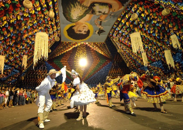 Cerca de 300 quadrilhas se apresentam todo ano na tradicional festa junina de Campina Grande