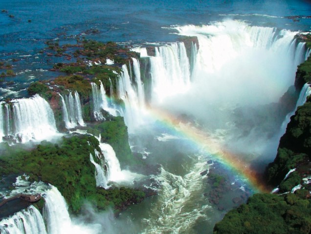 Um cânion, uma grande área de Mata Atlântica e 275 quedas-dágua compõem o cenário impressionante das Cataratas do Iguaçu, na fronteira entre Brasil e Argentina