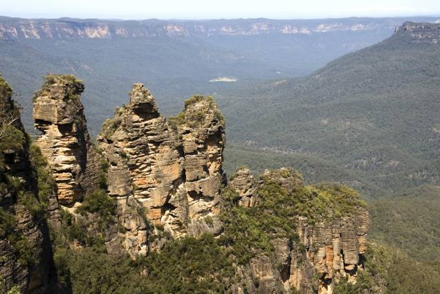As Três Irmãs, parede de pedras com três picos lado a lado, são o destaque o parque Blue Montains, a menos de duas horas de Sydney