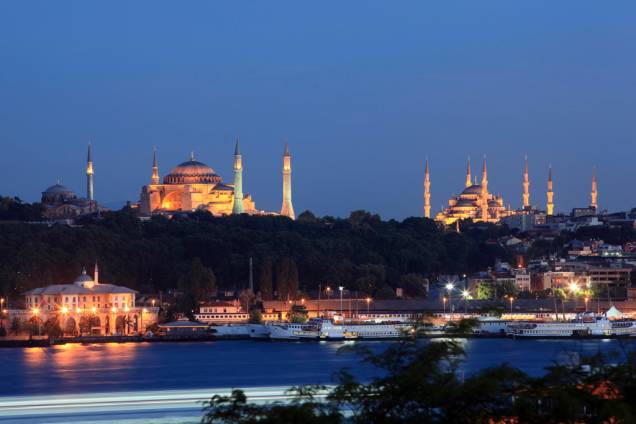 A Mesquita Azul, à direita da Aya Sofia, foi construída para sobrepor o poder do islã sobre o catolicismo A Mesquita Azul, à direita da Aya Sofia, foi construída para sobrepor o poder do islã sobre o catolicismo
