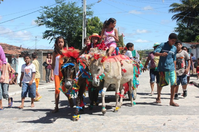 Crianças passeiam pela cidade durante os festejos juninos, que atraem para Campina Grande mais de 1 milhão de pessoas todo ano