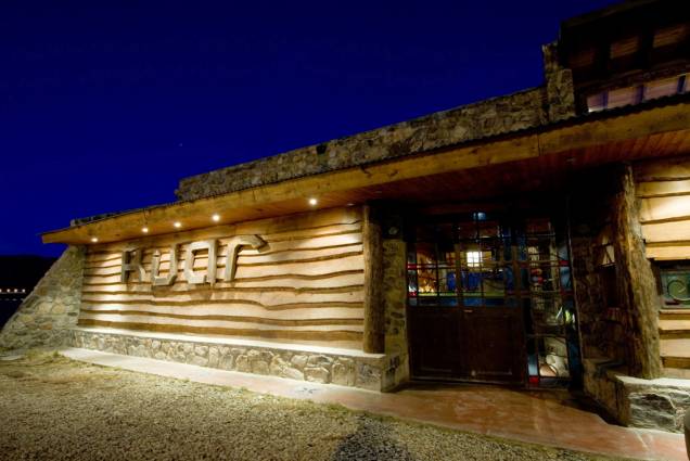 O restaurante e bar Kuar combina decoração aconchegante, de pedra e madeira. No cardápio, peixes como truta, salmão e abadejo