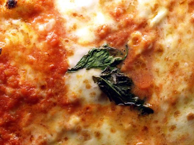 Branco da muzzarella, vermelho do tomate, verde do manjericão: as cores da Itália na pizza Margherita