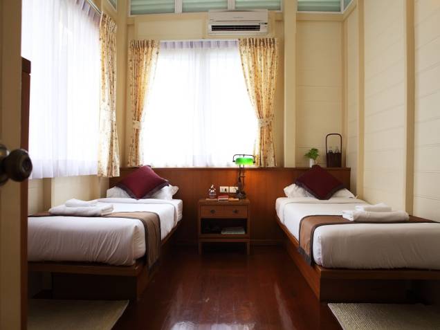 Os quartos do Baan Dinso são arejados e possuem um inestimável aparelho de ar-condicionado, um pequeno luxo que muitos albergues não possuem para suportar o quente e úmido verão tailandês