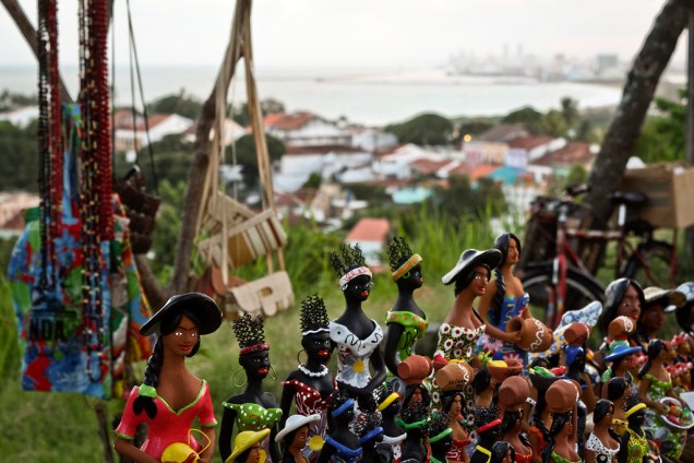 Artesanato vendido no Alto da Sé, que reúne lojas de rendas, peças de madeira e cestaria Artesanato vendido no Alto da Sé, que reúne lojas de rendas, peças de madeira e cestaria