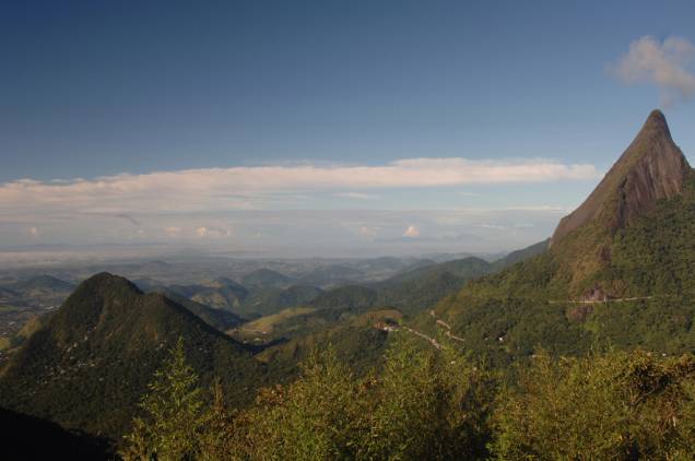 O Parque Nacional Serra dos Órgãos abriga trilhas, piscinas naturais e picos