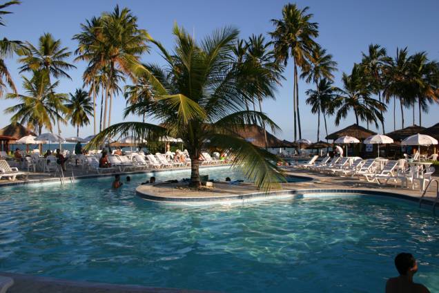 <strong>SALINAS DE MARAGOGI</strong> Aclamado pelas famílias, o<a href="https://viajeaqui.abril.com.br/estabelecimentos/br-al-maragogi-hospedagem-salinas-do-maragogi-resort" rel=" Salinas de Maragogi"> Salinas de Maragogi</a>, em<a href="https://viajeaqui.abril.com.br/estados/br-alagoas" rel=" Alagoas"> Alagoas</a>, é o resort all-inclusive deste pacote de sete noites. Crianças e adolescentes piram com a monitoria infantil e atividades de aventura como arvorismo, enquanto os passeios às piscinas naturais encantam hóspedes de todas as idades. <strong>Quando:</strong> Em 20 de março <strong>Quem leva:</strong> A<a href="https://www.intravel.com.br/" rel=" Intravel " target="_blank"> Intravel </a>(11 3120-4141) <strong>Quanto:</strong> R$ 3 809 - <a href="https://www.salinas.com.br/" rel="salinas.com.br">salinas.com.br</a> <strong>SALINAS DE MARAGOGI</strong> Aclamado pelas famílias, o<a href="https://viajeaqui.abril.com.br/estabelecimentos/br-al-maragogi-hospedagem-salinas-do-maragogi-resort" rel=" Salinas de Maragogi"> Salinas de Maragogi</a>, em<a href="https://viajeaqui.abril.com.br/estados/br-alagoas" rel=" Alagoas"> Alagoas</a>, é o resort all-inclusive deste pacote de sete noites. Crianças e adolescentes piram com a monitoria infantil e atividades de aventura como arvorismo, enquanto os passeios às piscinas naturais encantam hóspedes de todas as idades. <strong>Quando:</strong> Em 20 de março <strong>Quem leva:</strong> A<a href="https://www.intravel.com.br/" rel=" Intravel " target="_blank"> Intravel </a>(11 3120-4141) <strong>Quanto:</strong> R$ 3 809 - <a href="https://www.salinas.com.br/" rel="salinas.com.br">salinas.com.br</a>