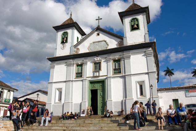 Apesar da fachada modesta, a Catedral Basílica da Sé é uma das mais ricas do Brasil, com altares altamente adornados, dois são de Francisco Xavier de Brito, mestre de Aleijadinho