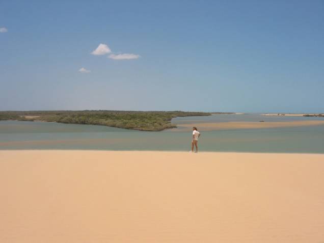 Em Barra dos Remédios, Camocim, as águas do rio encontram o mar e, para deixar o cenário ainda mais paradisíaco, dunas se espalham por toda parte Em Barra dos Remédios, Camocim, as águas do rio encontram o mar e, para deixar o cenário ainda mais paradisíaco, dunas se espalham por toda parte