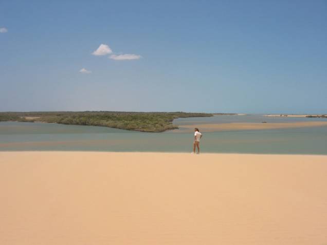 Em Barra dos Remédios, Camocim, as águas do rio encontram o mar e, para deixar o cenário ainda mais paradisíaco, dunas se espalham por toda parte