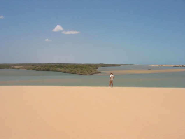 Em Barra dos Remédios, Camocim, as águas do rio encontram o mar e, para deixar o cenário ainda mais paradisíaco, dunas se espalham por toda parte
