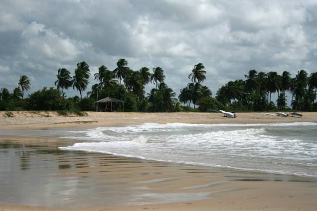 Quando a maré sobe na Praia de Tourinhos, jatos dágua espirram dos recifes em alto-mar, são o chamado "suspiro de baleia" Quando a maré sobe na Praia de Tourinhos, jatos dágua espirram dos recifes em alto-mar, são o chamado "suspiro de baleia"