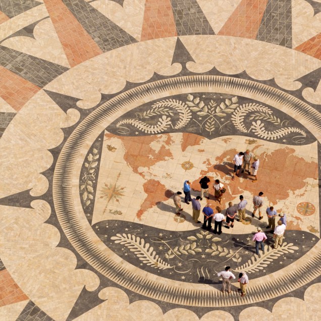 Do alto do Padrão dos Descobrimentos veja a Rosa-dos-Ventos que mostra as rotas das descobertas nos séculos 15 e 16. O desenho, com vários tipos de mármore, traz figuras de caravelas e sereias Do alto do Padrão dos Descobrimentos veja a Rosa-dos-Ventos que mostra as rotas das descobertas nos séculos 15 e 16. O desenho, com vários tipos de mármore, traz figuras de caravelas e sereias