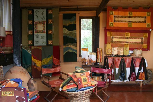 A loja Nakawe, famosa por produzir peças com tecidos tingidos artesanalmente