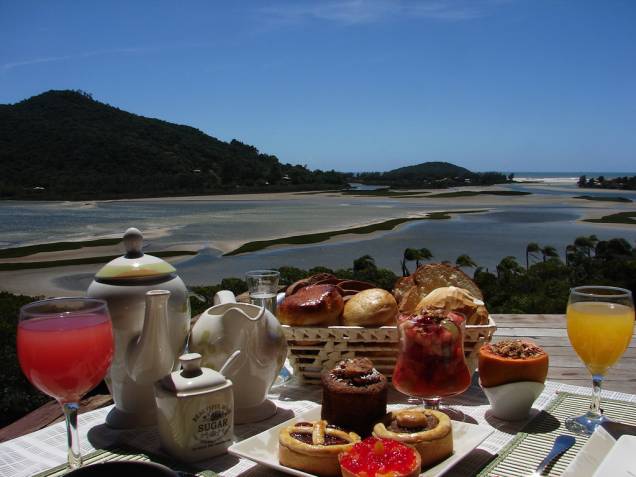 Café da manhã da Hospedaria Ponta da Piteira, envolvida pela Lagoa de Ibirapuera e de frente para o mar