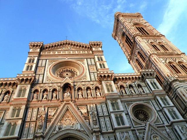 A fachada gótica do <strong>Duomo</strong> é de 1887. A imponência externa da catedral constrasta com o interior simples