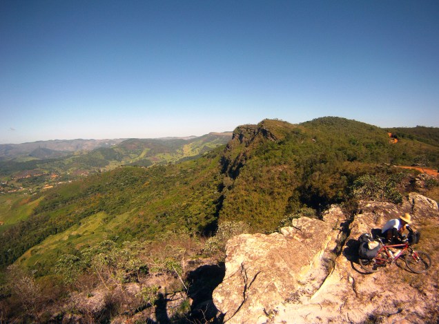 A Estrada Real é uma rota turística que pode ser percorrida de carro, a cavalo, de bicicleta e até a pé. São mais de 1630 km de extensão, nos estados de <a href="https://viajeaqui.abril.com.br/estados/br-minas-gerais" target="_blank">Minas Gerais</a> (principalmente), <a href="https://viajeaqui.abril.com.br/estados/br-sao-paulo" target="_blank">São Paulo</a> e <a href="https://viajeaqui.abril.com.br/estados/br-rio-de-janeiro" target="_blank">Rio de Janeiro</a>. Alguns trechos da Estrada são melhores para o cicloturismo que outros, sendo que o Caminho dos Diamantes e o Caminho Velho têm estradas menores com menos trânsito de carros, o que os torna mais seguros e agradáveis para as duas rodas. A Estrada Real passa por diversos parques nacionais e estaduais, tem dezenas de cachoeiras, cidades charmosas, boa gastronomia, sítios arqueológicos e não faltam opções de hospedagem para todos os orçamentos<strong>+ <a href="https://viajeaqui.abril.com.br/materias/cidades-historicas-caminho-velho-estrada-real" target="_blank">Roteiro: cidades históricas charmosas no Caminho Velho da Estrada Real</a></strong>