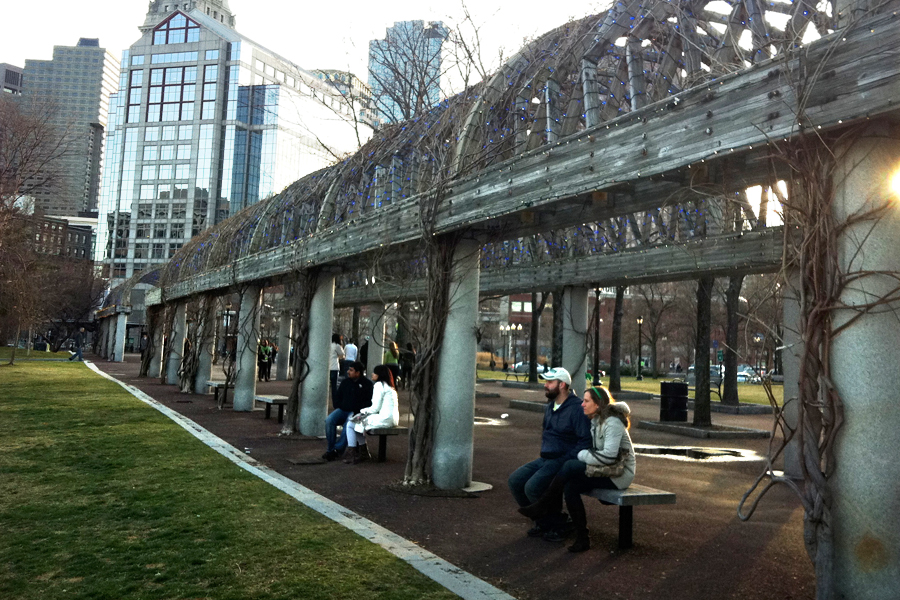Na entrada do North End, pessoas relaxam no Christopher Columbus Park