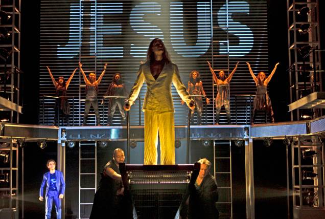 <strong>Jesus Christ Superstar</strong><br />O musical, que conta a história da última semana de vida de Jesus Cristo, teve sua primeira estreia na Broadway em 1971. As previews da nova versão do espetáculo têm início no dia 1o de março, no Neil Simon Theatre, em Nova York. A estreia oficial acontece em 22 de março no mesmo local. <em><a href="https://www.superstaronbroadway.com" rel="www.superstaronbroadway.com" target="_blank">www.superstaronbroadway.com</a></em> <strong>Jesus Christ Superstar</strong><br />O musical, que conta a história da última semana de vida de Jesus Cristo, teve sua primeira estreia na Broadway em 1971. As previews da nova versão do espetáculo têm início no dia 1o de março, no Neil Simon Theatre, em Nova York. A estreia oficial acontece em 22 de março no mesmo local. <em><a href="https://www.superstaronbroadway.com" rel="www.superstaronbroadway.com" target="_blank">www.superstaronbroadway.com</a></em>