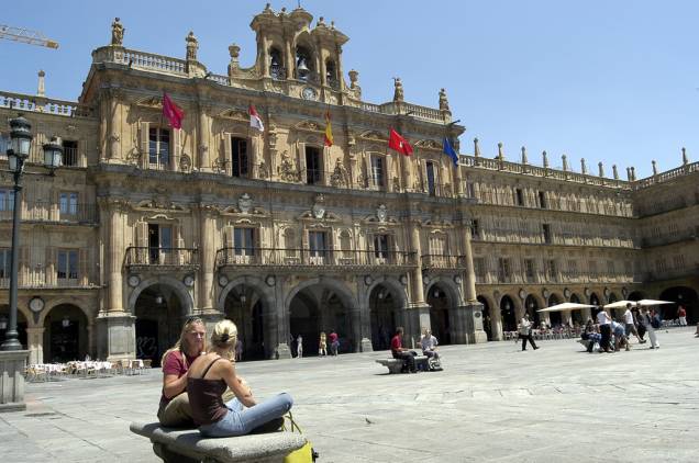 A Plaza Mayor de Salamanca está sempre repleta de artistas, estudantes e turistas sentados nos convidativos cafés