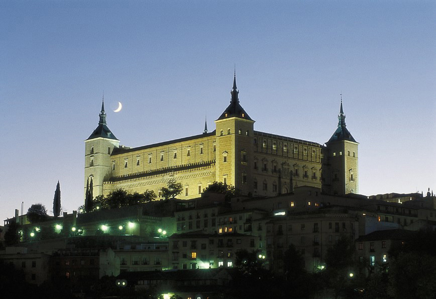 O Alcázar, que pode ser visto de qualquer canto da cidade, foi construído pelos mouros no século 10 e hoje abriga um museu militar