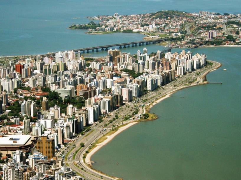 Em Floripa, há praias que são paraísos do surfe, um Centro com jeitão de metrópole, vilas bucólicas, trilhas em mata preservada, além de enseadas onde é possível caminhar sem encontrar viva alma