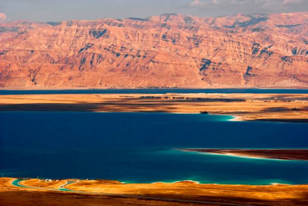 O Mar Morto, entre Israel e Jordânia, é a mais profunda depressão terrestre do planeta. Planos de manejo mal elaborados no rio Jordão vêm contribuindo para a diminuição de sua área