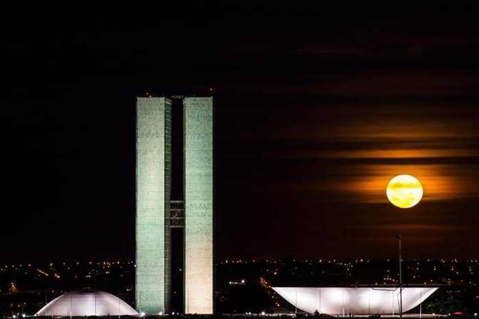 <strong>1. <a href="/cidades/br-df-brasilia" rel="Brasília" target="_blank">Brasília</a> (5 dias)</strong>        Verdadeira aula de urbanismo, arquitetura e paisagismo, a capital permite que se sinta um pouco da atmosfera política em meio a um importante polo de cultura e gastronomia. 