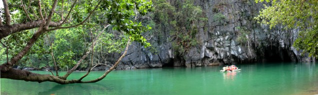 Com 8,2 quilômetros, o rio subterrâneo Porto Princesa, nas Filipinas, atravessa uma montanha de calcário, com grutas de onde pendem estalactites e estalagmites, e deságua no Mar da China