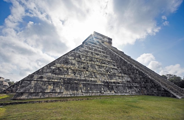 Pirâmide Kukulcán, popularmente conhecida como El Castillo