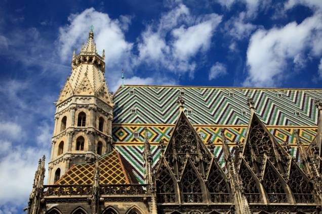 Geral do telhado multicolorido da catedral de Viena, o Stephansdom