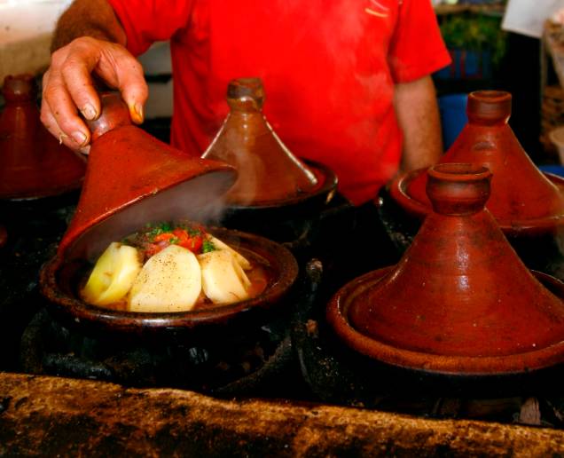 As panelas de barro tajine são típica de todo norte da África, mas é no Marrocos que pratos pratos preparados nelas, que cruzam influências bérberes, árabes e mediterrâneas, ganham sabores e aromas únicos
