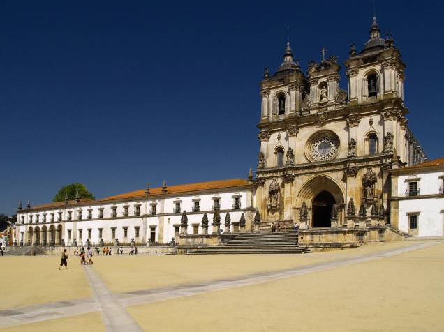 <strong>Mosteiro de <a href="http://viajeaqui.abril.com.br/cidades/portugal-alcobaca" rel="Alcobaça " target="_blank">Alcobaça </a></strong>                                                        Em estilo barroco, o mosteiro é um dos maiores da península Ibérica. Vale visitar cada cômodo e fazer uma viagem no tempo. Parte da fachada original, erguida em 1153, foi modificada nos séculos 17 e 18