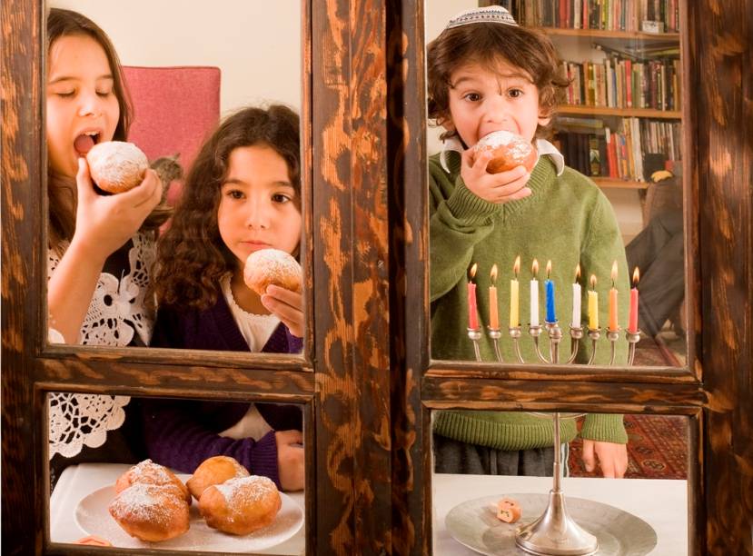 O sufganiya é um pão frito recheado com creme ou geléia muito semelhante ao sonho que encontramos em nossa padarias