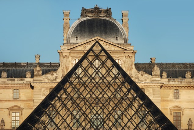 A pirâmide de vidro do arquiteto sino-americano I.M. Pei, no Louvre