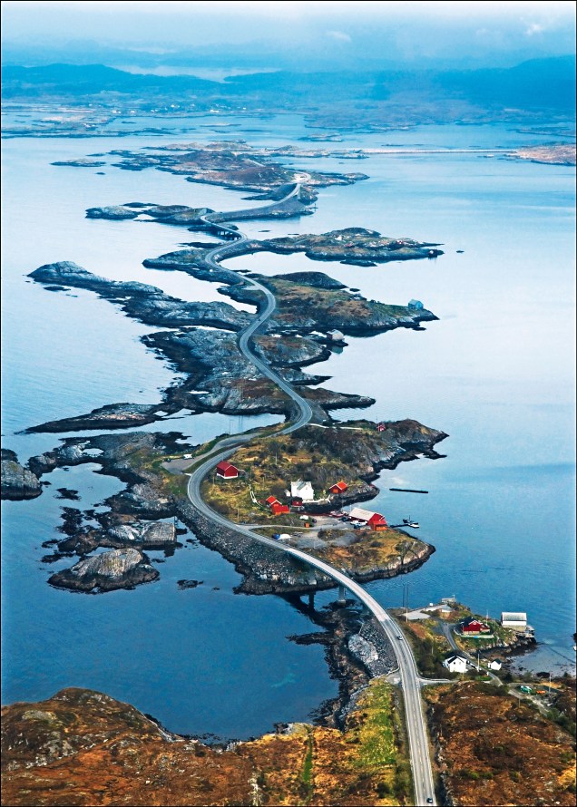 A Estrada Atlântica (ou Atlanterhavsveinen, em bom norueguês) tem 8 quilômetros de muita fotogenia. Sai de Kristiansund e vai até Averøy, ligando ilhotas da costa da <a href="https://viajeaqui.abril.com.br/paises/noruega" target="_blank">Noruega</a>. Os nobres engenheiros responsáveis levaram 12 anos para construir o incrível emaranhado de passagens e pontes - algumas delas com curvas suspensas no ar, como o oceano lá embaixo. É uma espécie de parque de diversões, com paisagem escandinava de lambuja