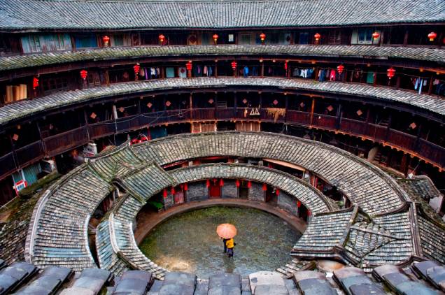As casas comunitárias <em>tulou</em>, em Fujian, sul da China, são um extraordinário exemplo de arquitetura. Compostos de três ou quatro andares, em boa parte com um pátio circular interno, eles utilizam materiais duráveis, como pedras e tijolos em sua estrutura